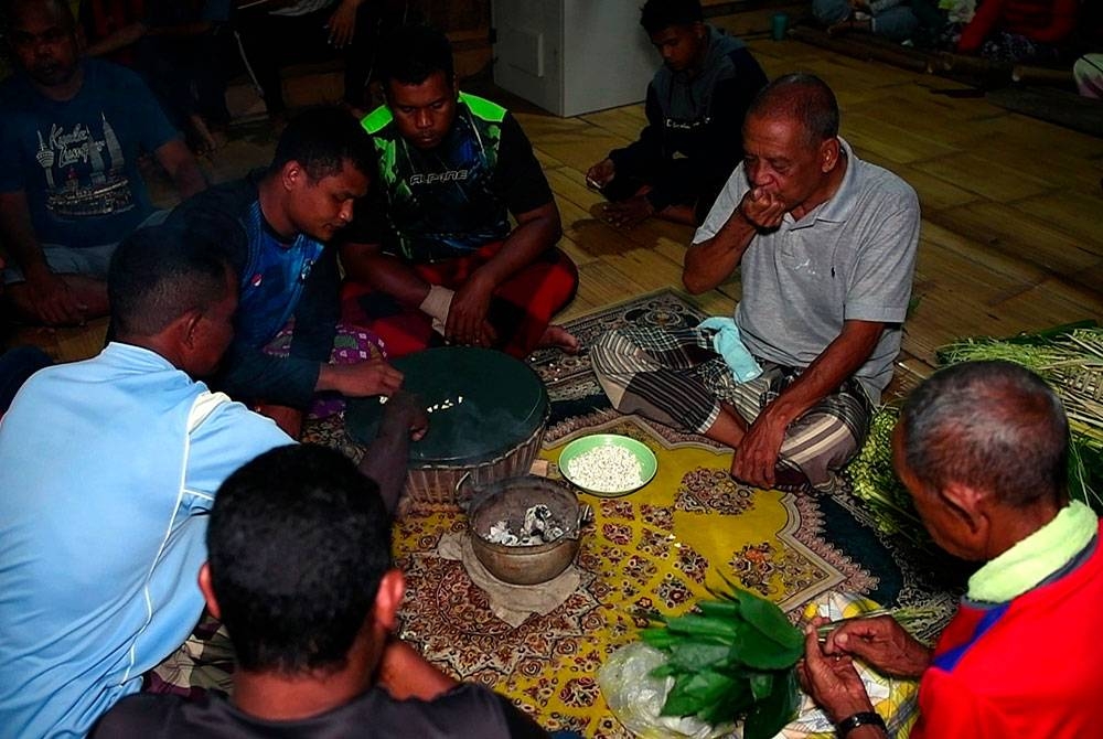 Along Busu, 75 berperanan sebagai 'Tok Halak' iaitu ketua bagi upacara 'Sewang' di Kampung Kaloi, Gua Musang, Kelantan.- Foto Bernama