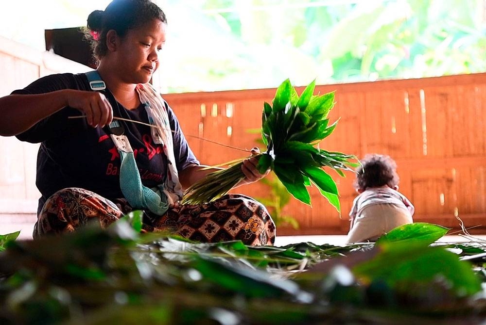 Seorang wanita Orang Asli Temiar di Kampung Kaloi, Gua Musang Kelantan sedang membuat persiapan bagi menyambut upacara 'Sewang'. - Foto Bernama