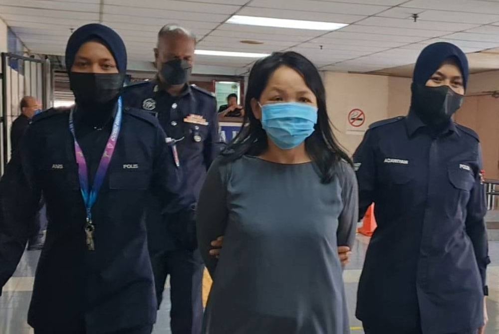 Hong Chiew (depan) dibawa ke Mahkamah Majistret Ampang pada Selasa, atas tuduhan membunuh seorang wanita di sebuah rumah, dua minggu lalu.