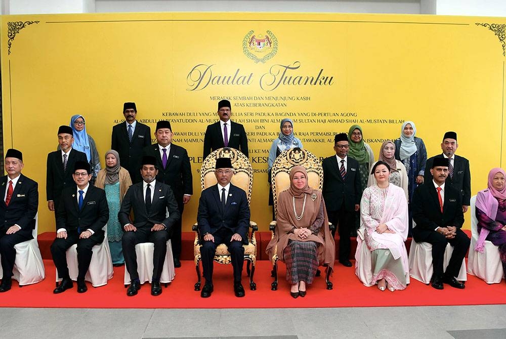 Yang di-Pertuan Agong Al-Sultan Abdullah Ri'ayatuddin Al-Mustafa Billah Shah (duduk empat, kiri) dan Raja Permaisuri Agong, Tuanku Hajah Azizah Aminah Maimunah Iskandariah (duduk lima, kiri) berkenan bergambar sebelum merasmikan Institut Kesihatan Negara (NIH) di Setia Alam hari ini.
