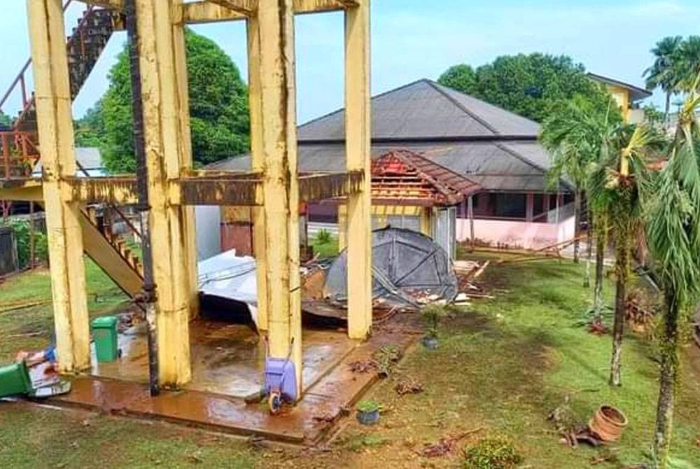 Beberapa pelajar SMK Melor, Ketereh Kota Bharu dipercayai mengalami kecederaan selepas ditimpa tangki air yang pecah pada Selasa. - Foto Facebook Dr Mohd Radzi Md Jidin