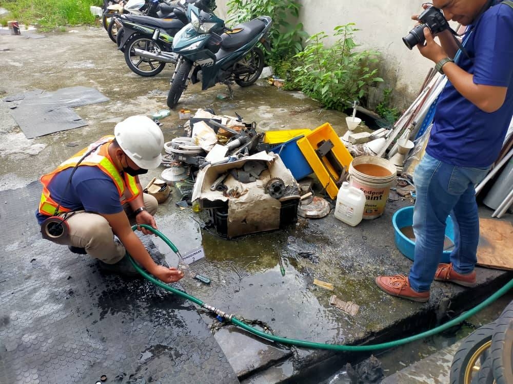 Sains dan SPAN menyerbu dua premis masing-masing di Rembau dan Nilai syaki curi air. - Foto Sains