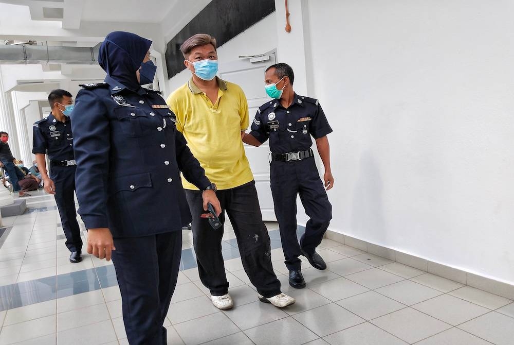 Tai Wei (dua dari kiri) tidak mengaku bersalah di Mahkamah Majistret Alor Gajah di sini, pada Selasa.