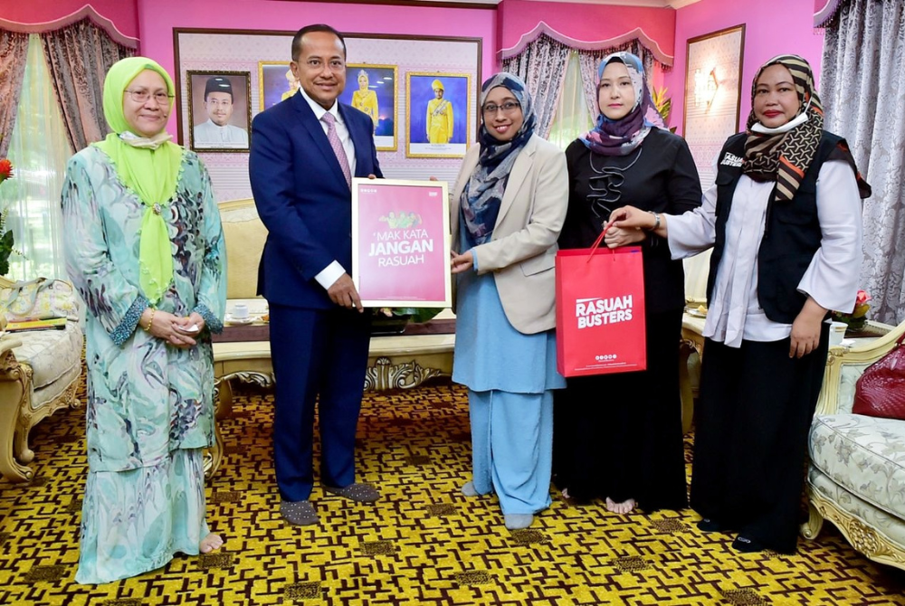 Ahmad Samsuri (dua dari kiri) menerima plak kempen antirasuah daripada Nurhayati (tengah) di kediaman rasmi menteri besar di Seri Iman, Kuala Terengganu pada Selasa.