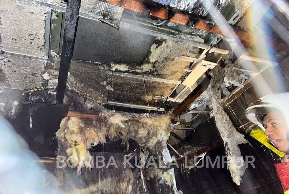 Sebuah bilik sauna di pusat beli belah Suria KLCC musnah 80 peratus akibat kebakaran. - Foto JBPM