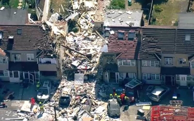Keadaan rumah di Thornton Heath yang musnah akibat letupan pada Isnin. - Foto AP