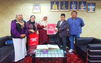 M Rozi (dua dari kanan) ketika menerima kunjungan #RasuahBusters di pejabat JHEAT di Kompleks Seri Iman di Kuala Terengganu pada Isnin.