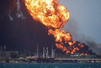 Kebakaran di kemudahan penyimpan minyak akibat disambar kilat di Matanzas, Cuba. - Foto REUTERS