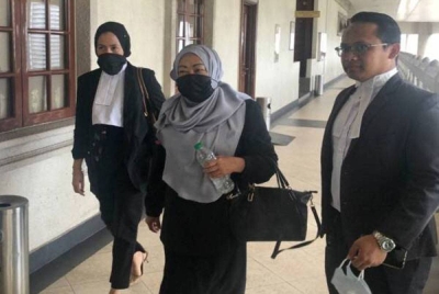 Hasanah (tengah) dilepas dan dibebaskan daripada tuduhan pecah amanah wang AS$12.1 juta (RM50.4 juta) oleh Mahkamah Tinggi pada Selasa.