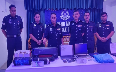 Agus Salim (tiga dari kiri) bersama pegawainya menunjukkan hasil rampasan barang kes pada sidang akhbar di IPD Sabak Bernam, pada Selasa.