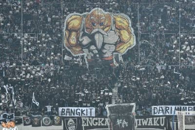 Penyokong pasukan Terengganu FC (TFC) memberi sokongan kepada pasukan mereka semasa menentang pasukan Selangor FC pada saingan separuh akhir Piala FA di Stadium Sultan Mizan Zainal Abidin pada Sabtu lalu. - Foto Bernama