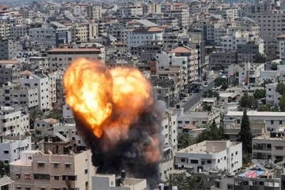 Serangan tentera Israel di Gaza pada awal Sabtu lalu. - Foto Reuters