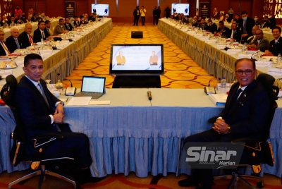 Mohamed Azmin dan Wan Rosdy mempengerusikan mesyuarat Jawatankuasa Bersama Penyelarasan Industri (JBI) di sini pada Selasa.