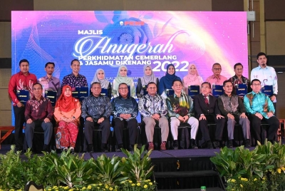 Amirudin (empat dari kanan) bersama para penerima APC di Pusat Konvensyen Shah Alam (SACC), di sini baru-baru ini.