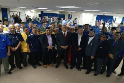 Noh (tengah) bersama ahli PBPM di Bangunan Kumpulan Muara di Shah
Alam pada Selasa.