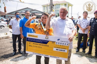Sultan Ibrahim mencemar duli rai Mohamad Aniq yang menenangi pingat emas di Sukan Komenwal Birmingham 2022. - Foto Royal Press Office