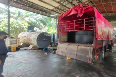 KPDNHEP Kedah menumpaskan satu sindiket penyelewengan diesel bersubsidi dalam serbuan di sebuah gudang di Gurun, di sini, pada Isnin. - Foto ihsan KDPNHEP Kedah