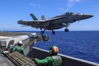 Sebuah pesawat F/A-18E dilancarkan dari dek penerbangan USS Abraham Lincoln pada bulan Mei lalu. - Foto US Navy
