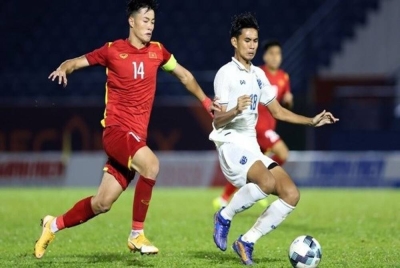 Aksi kedua-dua pasukan ketika tuan rumah menewaskan Thailand 1-0 dalam perlawanan ketiga Kejohanan Antarabangsa B19 2022 di wilayah selatan Vietnam, Binh Duong pada Selasa. Foto VFF