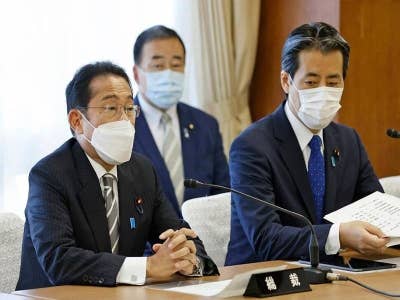 Perdana Menteri Jepun Fumio Kishida (kiri) ketika melakukan pertemuan dengan ahli partinya di ibu pejabat parti di Tokyo pada, Rabu. Foto Associated Press