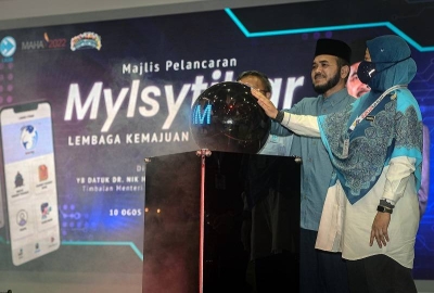 Nik Muhammad Zawawi bersama Timbalan Ketua Pengarah (Pengurusan) LKIM, Khaironesak Omar merasmikan aplikasi MyIsytihar LKIM pada MAHA 2022 di Taman Ekspo Pertanian Malaysia Serdang (MAEPS) pada Rabu. - Foto Bernama