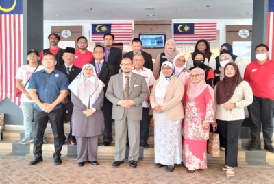 Fazli Rizal (tiga dari kiri) bergambar bersama pegawai Mara dan pasukan Rasuah Busters yang membuat kunjungan hormat di Pejabat Mara Kelantan pada Rabu.