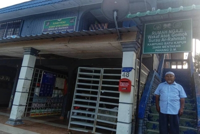 Abdul Majid di hadapan rumahnya di Temerloh yang dijadikan rumah mengaji al-Quran sejak 2019.