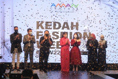 Che Puan Muda Zaheeda (tengah) ketika berangkat pada acara kemuncak malam penutup Minggu Fesyen Kedah (KFW22) diiringi Grace (tiga, kanan) di Aman Central.