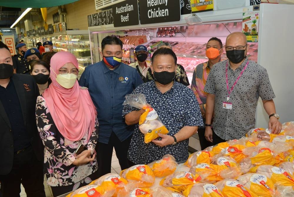 Menteri KPDNHEP, Datuk Seri Alexander Nanta Linggi melakukan tinjauan harga barang keperluan asas di Cawangan AEON BiG Danau Kota, Kuala Lumpur pada April lalu.
