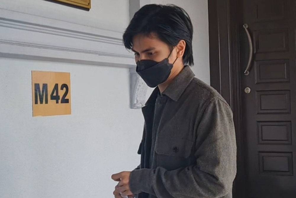 Muhammad Nur Taufiq hadir di Mahkamah Sesyen Kuala Lumpur bagi menghadapi satu pertuduhan membuat hantaran komunikasi yang bersifat mengancam, Julai tahun lalu.