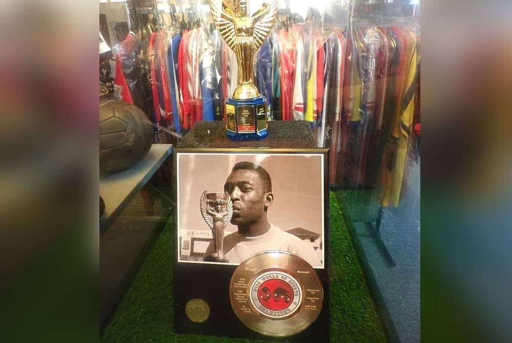 Acuan trofi Piala Dunia Jules Rimet dan plak peringatan Pele antara koleksi 'rare' yang ada.
