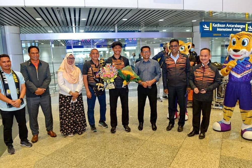 Fahmi (tiga dari kanan) dan Norazah (tiga dari kiri) menyerahkan kepada Azeem untuk memilih institusi pendidikan terbaik sama ada Universiti Houston atau Auburn sebagai destinasi menyambung pengajian dan mengembangkan kerjaya olahraganya. - Foto Facebook Majlis Sukan Negara