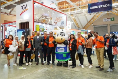 Sheikh Farouk (depan, lima dari kiri) bersama kakitangan pengurusan AEON BiG di reruai FGV,
pada Pameran Pertanian, Hortikultur dan Agro Pelancongan Malaysia (MAHA) 2022.