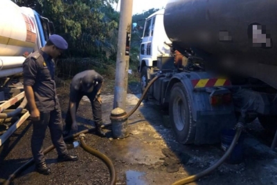 Pihak penguat kuasa sedang memeriksa lokasi serbuan di Kampung Sri Parit, Lukut pada Rabu. - Foto KPDNHEP Negeri Sembilan