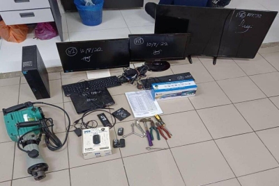 Pelbagai barangan dirampas daripada suspek yang ditahan polis dalam dua serbuan di Shah Alam pada Rabu.