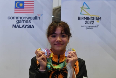 Nur Dhabitah bersama pingat yang dimenanginya pada Birmingham 2022 selepas tiba di KLIA pada Rabu.