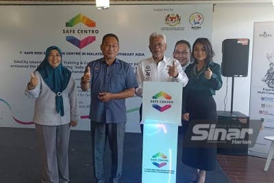 Awang (dua dari kiri) pada majlis MoU Pembangunan Pusat Interaktif Keselamatan Khas di Kompleks Educity pada Khamis.