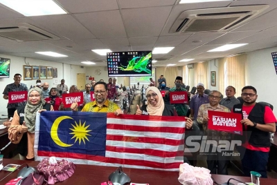 Che Din (depan, tengah) mengibarkan Jalur Gemilang selepas Program Kunjung Hormat #RasuahBusters pada Khamis.