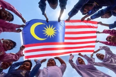 Sebahagian murid sekolah tahun tiga mengibarkan Jalur Gemilang di pekarangan sekolah bagi menyemarakkan suasana sempena bulan kebangsaan yang akan disambut 31 Ogos ini, ketika tinjauan foto Bernama hari ini.