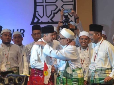 Ahmad Zahid dan Presiden Pas, Datuk Seri Abdul Hadi Awang berpelukan selepas menandatangani Piagam Muafakat Nasional pada Himpunan Penyatuan Ummah di Pusat Dagangan Dunia Putra (PWTC) pada 14 September 2019. 