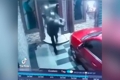 Tangkap layar memaparkan seorang lelaki bersenjatakan parang meluru masuk di sebuah rumah di Ipoh. - Foto ihsan pembaca