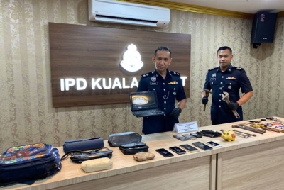 Ahmad Ridhwan (kiri) menunjukkan barangan dipercayai hasil kegiatan pecah rumah yang ditemui dalam serbuan di sekitar Telok Panglima Garang, Kuala Langat pada Rabu.