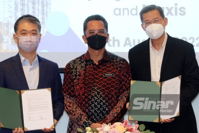 Ketua Pegawai Eksekutif Tanjung Ratna Sdn Bhd, Datuk Julian Lau Joo Liang (kiri) bersama Ketua Perkhidmatan Rangkaian Maxis, Chew Choo Soon (kanan) pada majlis perjanjian persefahaman (MoU) antara Tanjung Ratna Sdn Bhd dengan Maxis disaksikan oleh Ketua Setiausaha Kementerian Komunikasi dan Multimedia Malaysia, Datuk Seri Mohammad Mentek (tengah). Foto ROSLI TALIB