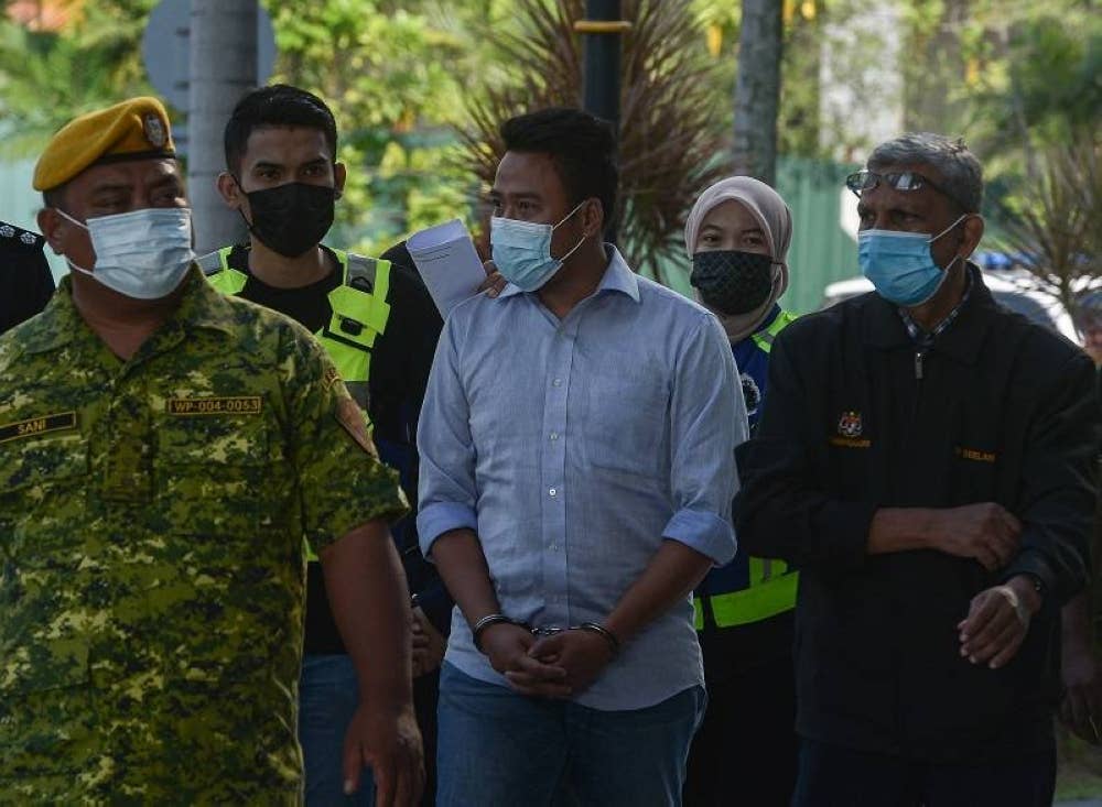 Raja Mohamad (dua dari kanan) ketika dibawa ke Mahkamah Sesyen Kuala Lumpur pada Jumaat atas satu pertuduhan menipu seorang kontraktor berhubung jual beli kereta mewah berjumlah RM220,000 bermula Mac lalu.