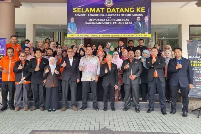 Amir Hamzah (depan, tiga dari kanan) bersama pimpinan dan ahli AUEGCAS Pahang pada Bengkel Pengurusan dan Mesyuarat Agung AUEGCAS Pahang Ke-55 di Genting Highlands pada Khamis.