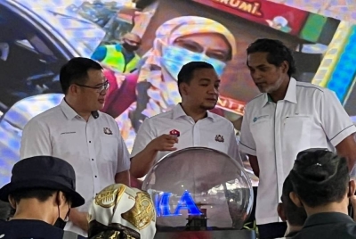 Khairy Jamaluddin ( kanan) melancarkan Jelajah Agenda Nasional Malaysia Sihat (ANMS) Peringkat Negeri Johor di Bandar Dato Onn pada Sabtu.