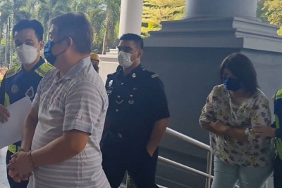 Kok Keong (dua dari kiri) dan Koh Orchid (dua dari kanan) dibawa ke Mahkamah Sesyen Kuala Lumpur pada Jumaat bagi menghadapi satu pertuduhan menerima deposit RM364,000 daripada orang awam tanpa lesen sah, tujuh tahun lalu.