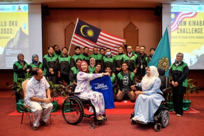 Pengerusi Pertubuhan Berita Nasional Malaysia (Bernama) yang juga Presiden Persatuan Orang Kurang Upaya (OKU) Sentral Senator Datuk Ras Adiba Radzi (tengah) bergambar bersama para peserta pada Majlis Pelancaran Cabaran OKU Universiti Islam Antarabangsa Malaysia (IIUM) Kinabalu 2022 di Bangunan Muhammad Abdul Rauf IIUM, Gombak, pada Jumaat. Hadir sama, Rektor IIUM Tan Sri Dzulkifli Abdul Razak (kiri) dan Pengerusi bersama Projek Cabaran OKU IIUM Kinabalu 2022 Prof Dr Ruzita Mohd Amin (kanan). - Foto Bernama
