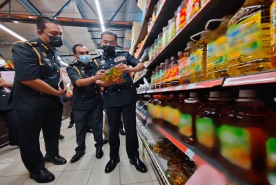 Azman (kanan) mengetuai pemeriksaan di sebuah pasar raya di Batu Caves pada Jumaat.