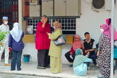 Ahli keluarga dan sanak saudara menunggu di pekarangan Unit Forensik Hospital Tapah sementara menunggu bedah siasat selesai.